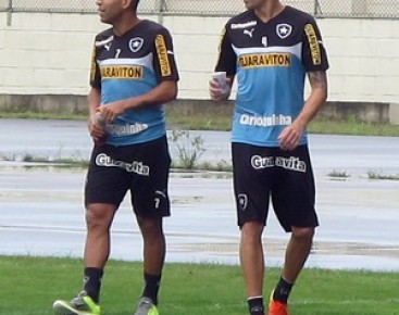 Emerson e Bolivar deixam o campo após aviso de afastamento.(Imagem:Fred Huber)