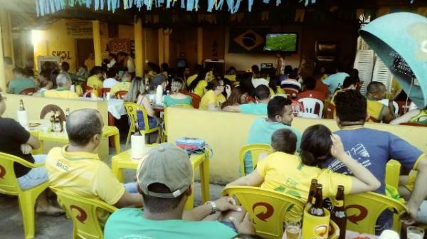 Torcida acompanha o jogo do Brasil com muita animação em Floriano. (Imagem:FlorianoNews)