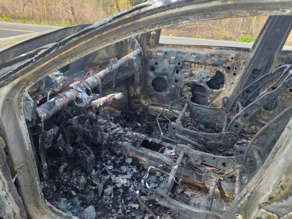 Carro ficou totalmente destruído após incêndio (Imagem:Aparecida Santana/TV Clube)