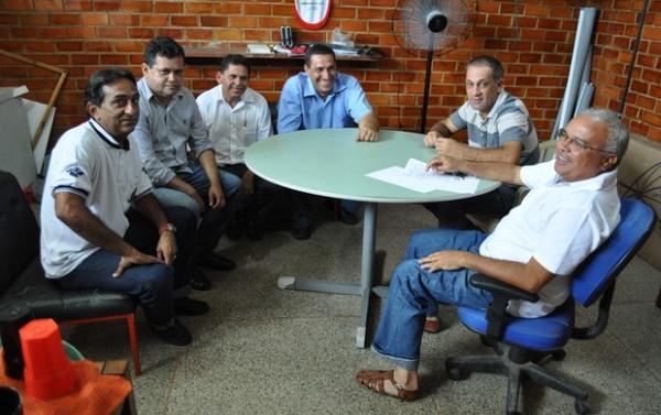 Reunião que selou o destino do técnico Celso Teixeira.(Imagem:Renan Morais/GLOBOESPORTE.COM)