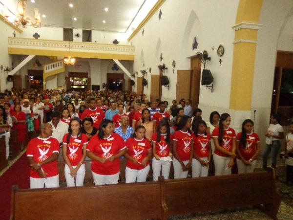 Mais de 30 Jovens receberam sacramento do Crisma na solenidade de Pentecostes.(Imagem:FlorianoNews)
