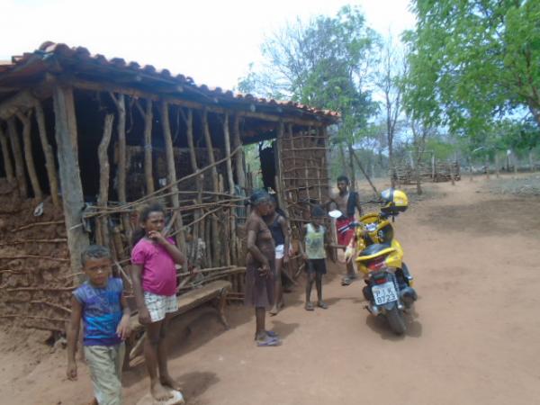 Repórter Amarelinho mostra a realidade dos moradores do Riacho da Serra.(Imagem:FlorianoNews)