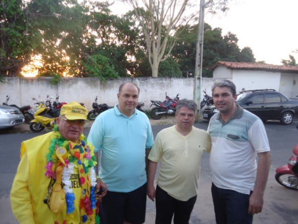 Deputado Gustavo Neiva se junta a foliões e prestigia carnaval de Floriano.(Imagem:FlorianoNews)