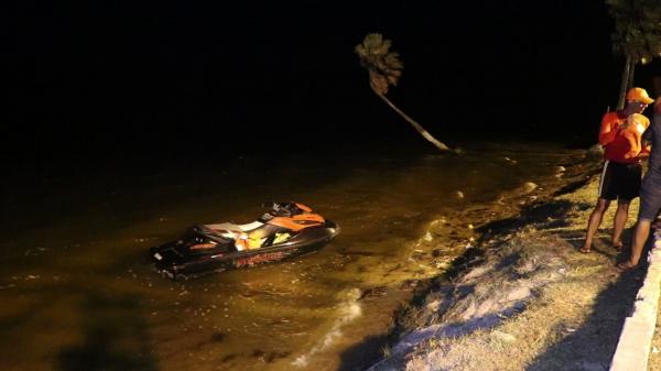 Duas jovens caíram de uma moto aquática na Lagoa do Portinho, Litoral do Piauí.(Imagem:Tiago Mendes/ TV Clube)