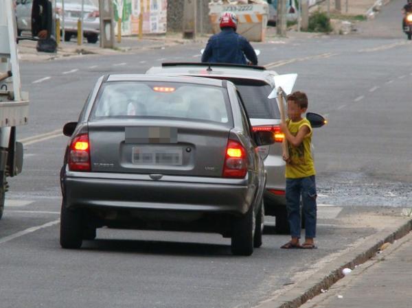 Criança de 11 anos sendo explorada em semáforo de Teresina.(Imagem: Ellyo Teixeira/G1)