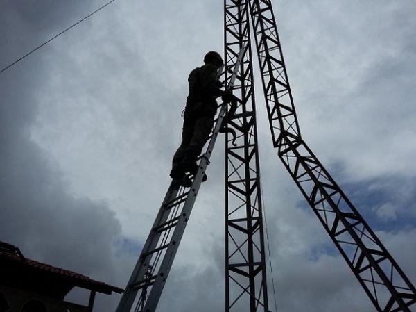 Cobra de três metros ficou pendurada em torre.(Imagem:Thiago Arcanjo)