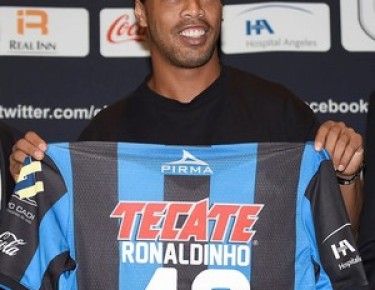 Ronaldinho Gaúcho exibe sua nova camisa e número no Querétaro.(Imagem:AFP)