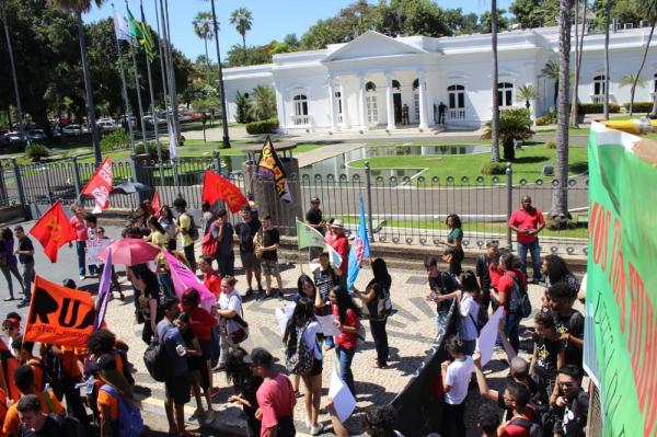 TERESINA, 10h40: Manifestantes chegam ao Palácio de Karnak.(Imagem: Gilcilene Araújo/G1)