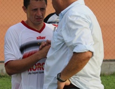 Marabá e Josué Teixeira durante partida do Galo.(Imagem:Emanuele Madeira/GLOBOESPORTE.COM)