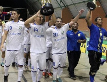 Após levantar troféu de campeão, Crensa pode receber ajuda de Cajuína(Imagem:Renan Morais)