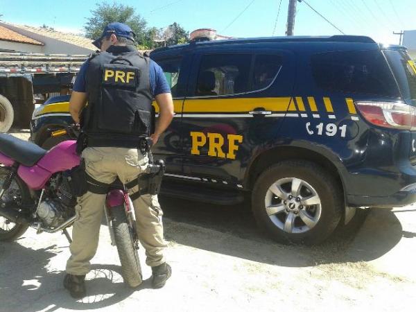 PRF recupera motocicleta roubada.(Imagem:PRF)