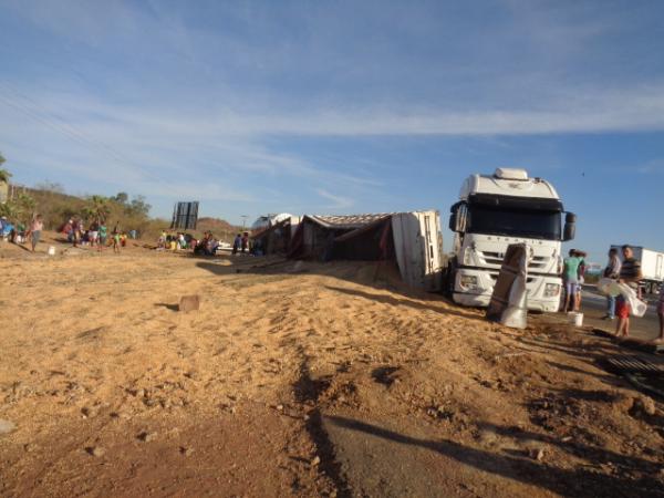 Carreta tomba e espalha carga de milho nas margens da BR-230. (Imagem:FlorianoNews)