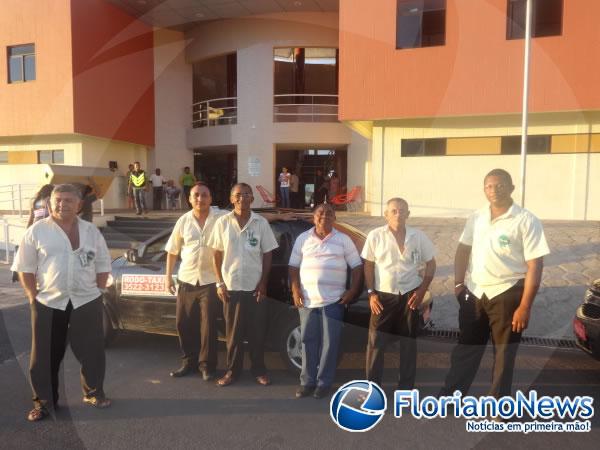 Taxistas protestam contra transportes clandestinos no Terminal Rodoviário de Floriano.(Imagem:FlorianoNews)