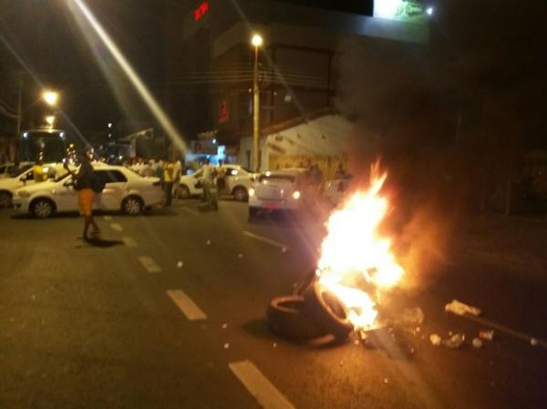 Taxistas atearam pneus para interditar Rua Coelho de Resende em Teresina.(Imagem:Ellyo Teixeira/G1)