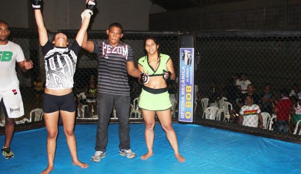 Juliana comemora vitória em sua estreia no MMA no Piauí Fight Gladiators.(Imagem:Josiel Martins)