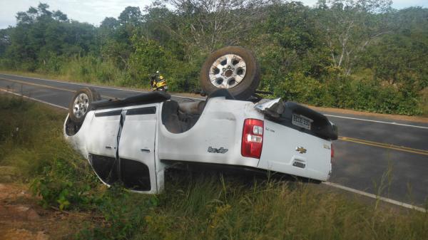 Veículo capota na Rodovia 140, nas proximidades da localidade Pequi(Imagem:FlorianoNews)