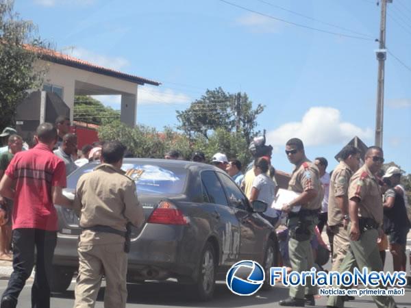 Carro colide na traseira de moto e deixa um ferido na Avenida Dirceu Arcoverde.(Imagem:FlorianoNews)