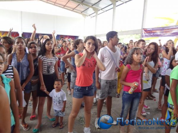 Matinê de carnaval reúne centenas de foliões no CEC. (Imagem:FlorianoNews)