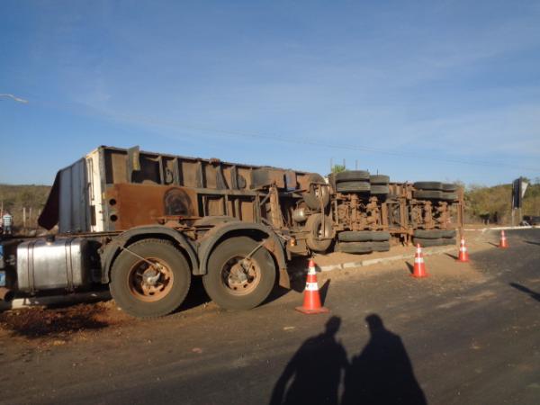 Carreta tomba e espalha carga de milho nas margens da BR-230. (Imagem:FlorianoNews)