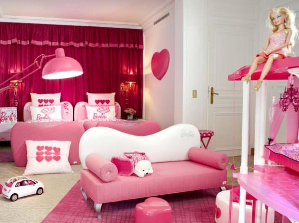 Números brinquedos, várias bonecas e uma casinha da Barbie integram a decoração das suítes(Imagem:François Fleury/Hotel Plaza Athénée Paris )