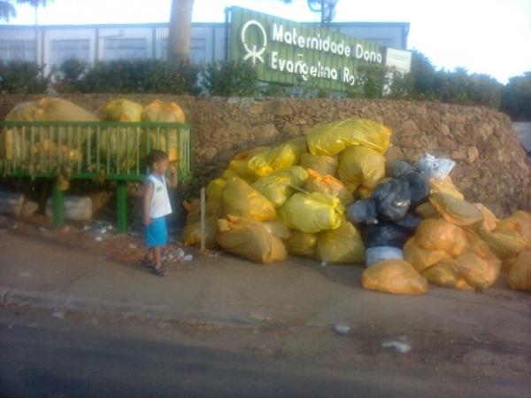 Lixo é depositado em frente à calçada da Maternidade.(Imagem:Jaqueliny Siqueira/ G1 Piauí)