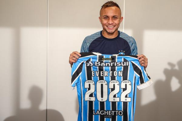 Everton renovou com o Grêmio até 2022 no ano passado ? Foto: Everton renovou com o Grêmio até 2022 no ano passado.(Imagem:Lucas Uebel/Divulgação Grêmio)