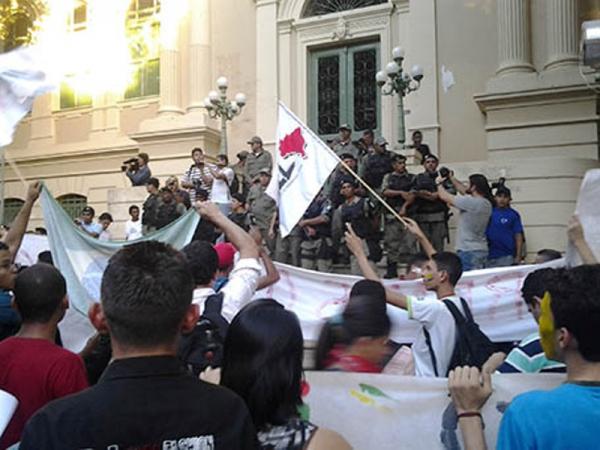 Durante protesto manifestantes encapuzados depredaram ônibus em Teresina.(Imagem:Cidadeverde.com)
