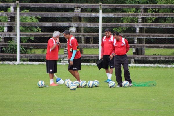 Flávio Araújo com comissão técnica.(Imagem:Renan Morais)