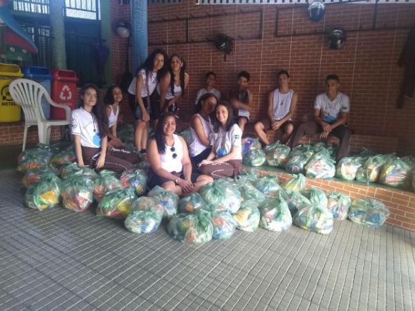 Alunos da Escola Pequeno Príncipe fazem distribuição de cestas básicas em Floriano.(Imagem:EPP)