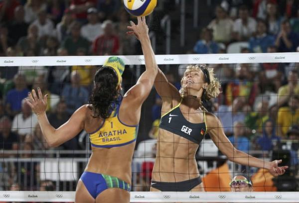 Ágatha tenta bloquear Laura em Copacabana.(Imagem:Adrees Latif/REUTERS)