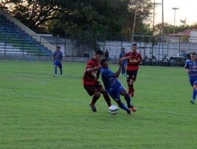 Estratégicas, equipes demoraram a oferecer prerigo ao adversário.(Imagem:Renan Morais))