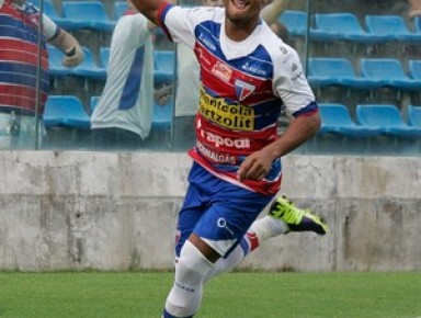Waldison, do Fortaleza, fez dois na goleada de 7 a 0 sobre o Itapipoca.(Imagem:Kid Júnior/ Agência Diário)