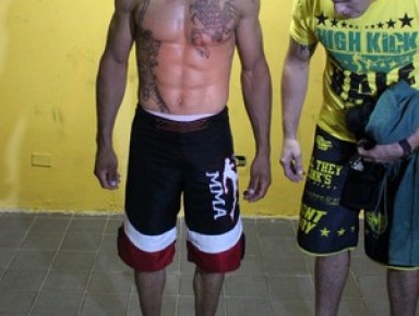 Daniel Matos confere indicação da balança na pesagem oficial do Piauí Fight.(Imagem:Renan Morais)