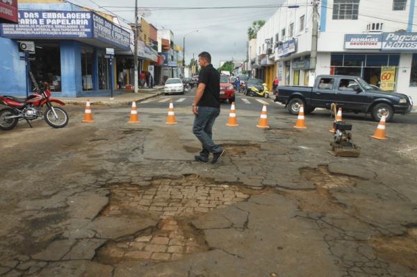 Prefeitura inicia operação tapa-buracos nas principais ruas de Floriano(Imagem:FlorianoNews)