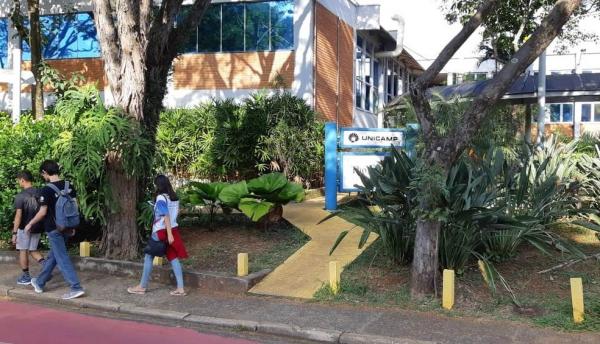 Estudantes no campus da Unicamp, em Campinas, antes das aulas serem suspensas(Imagem:Fernando Pacífico / G1)