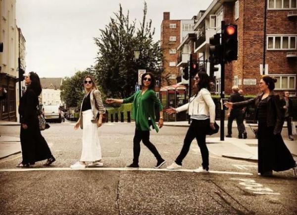 Ingrid Guimarães reproduz foto dos Beatles em Londres.(Imagem:Caras)