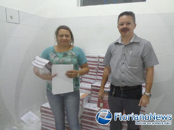 CEEP de Floriano distribui livros didáticos aos alunos do Proeja.(Imagem:FlorianoNews)