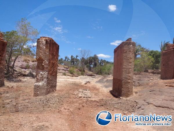 Obras de pontes que custam milhões ficaram no meio do caminho em Arraial-PI(Imagem:FlorianoNews)