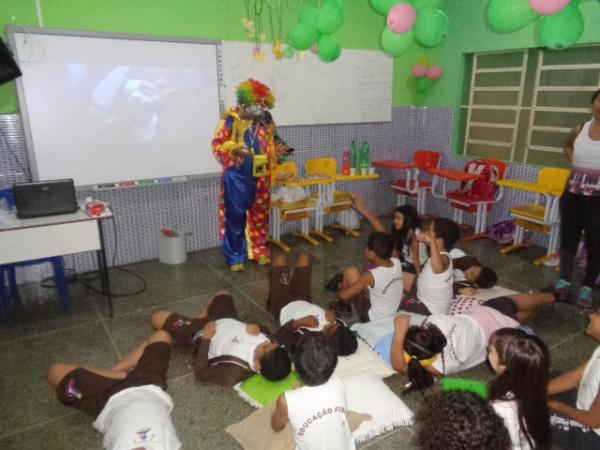 Na véspera do Dia das Crianças, Escola Pequeno Príncipe recebe visita do Palhaço Carrapeta.(Imagem:FlorianoNews)