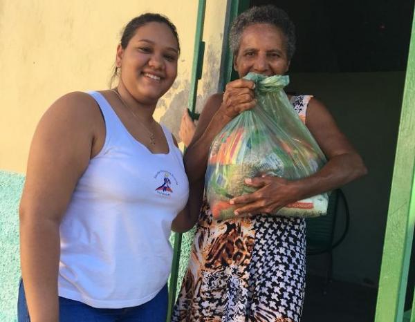 Alunos da Escola Pequeno Príncipe fazem distribuição de cestas básicas em Floriano.(Imagem:EPP)