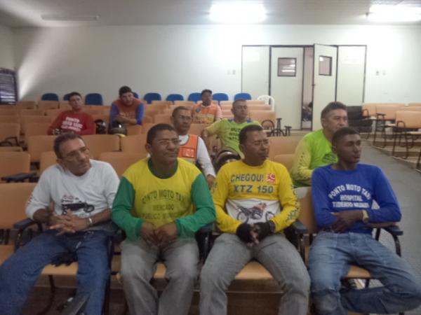 Reunião esclarece dúvidas sobre isenção do IPVA para mototaxistas.(Imagem:FlorianoNews)