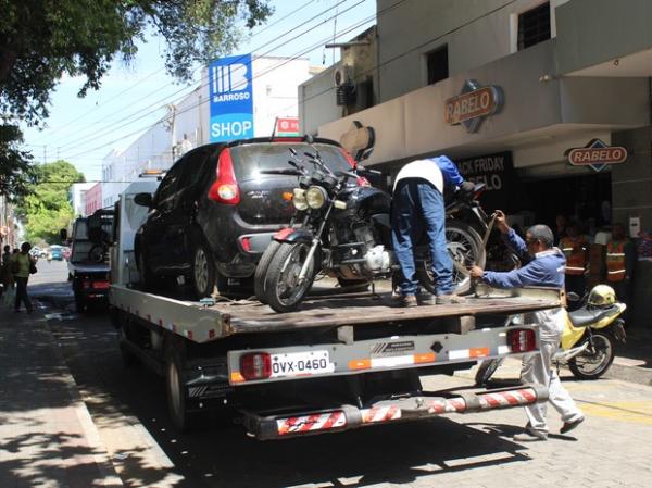 Veículos estacionados em local proibido foram rebocados.(Imagem:Gilcilene Araújo / G1 PI)