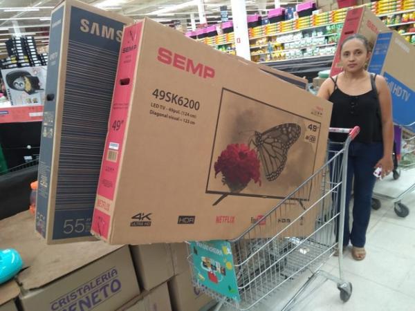 A pedagoga Antônia Regina Ribeiro aproveitou os descontos nas TVs em Teresina, na Black Friday. (Imagem:Glayson Costa/G1)