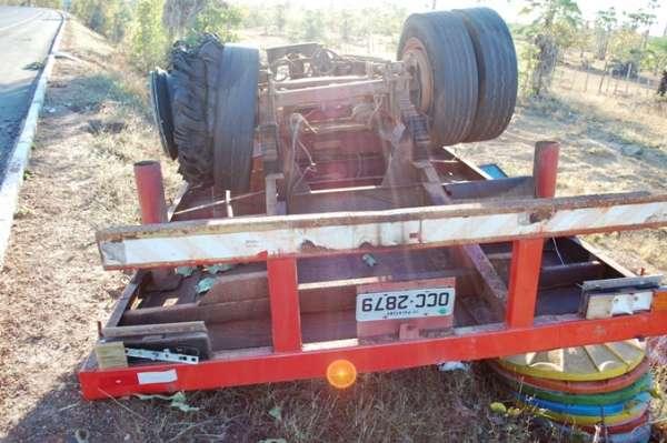 Carreta tomba depois de um pneu estourar na BR-343.(Imagem:Divulgação)