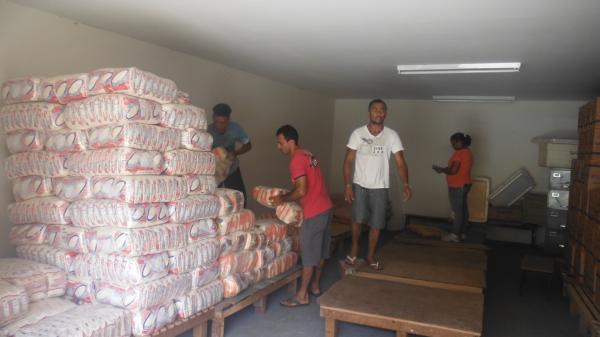 Secretaria de Educação começa a fazer a distribuição da merenda nas escolas do município.(Imagem:FlorianoNews)