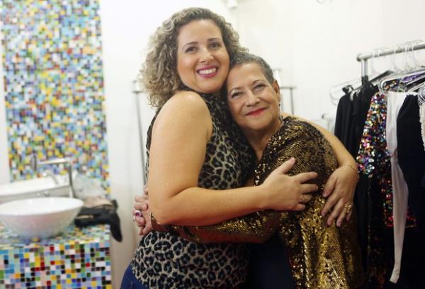 Dona Geralda com a filha Tatiana Reis (Imagem: Iwi Onodera/EGO)