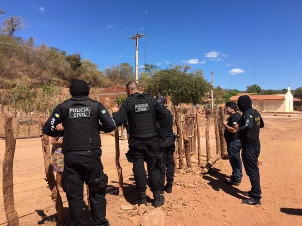 Polícia prendeu dois suspeitos em casa.(Imagem:Aline Santos/TV Clube)