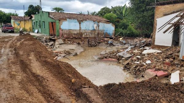 Local onde antes havia uma casa, derrubada pela água da chuva em Piripiri.(Imagem:Renan Nunes/ TV Clube)