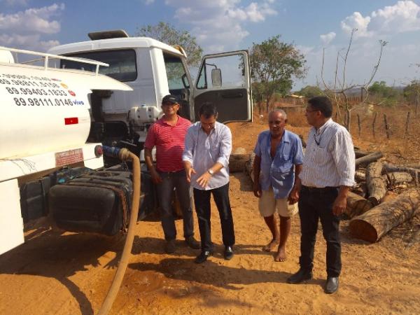 Gilberto Júnior disponibiliza carros-pipas para comunidades rurais que sofrem com a seca.(Imagem:Waldemir Miranda)