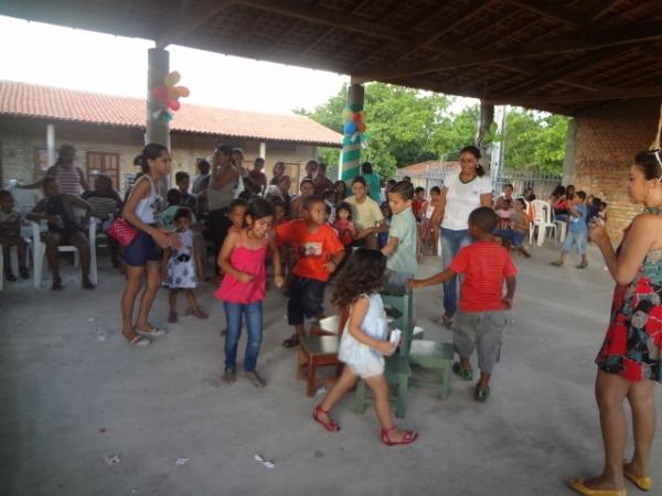 Palhaço Carrapeta alegrou a criançada na tarde do último sábado. (Imagem:FlorianoNews)